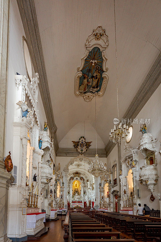 Sao Joao del Rei，米纳斯吉拉斯州，巴西:Nossa Senhora do Carmo教堂内的街景